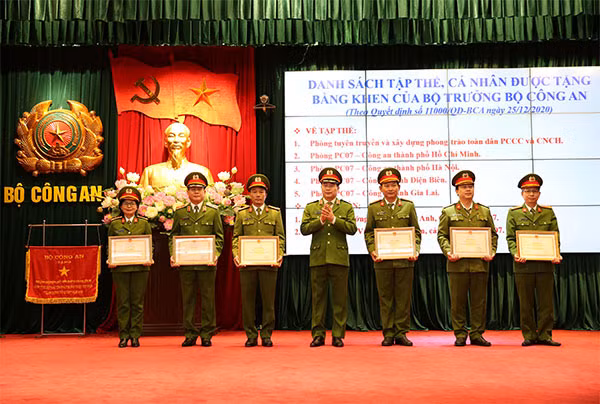 Thứ trưởng Lê Quốc Hùng trao Bằng khen của Bộ Công an tặng các tập thể, cá nhân có thành tích xuất sắc.
