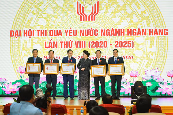 Chủ tịch Quốc hội Nguyễn Thị Kim Ngân trao tặng bằng khen cho các tập thể, cá nhân.