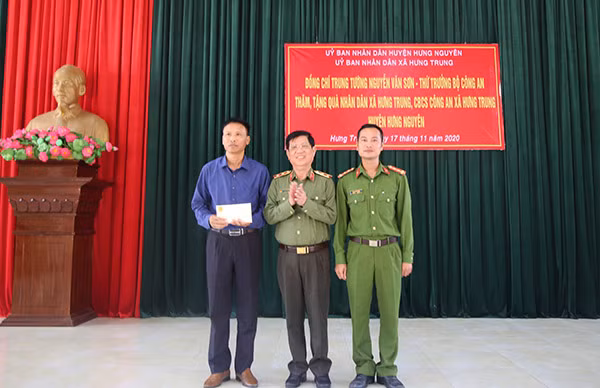 Trao tặng quà cho UBND xã Hưng Trung và Ban Công an xã Hưng Trung, huyện Hưng Nguyên. Trao tặng quà cho UBND xã Hưng Trung và Ban Công an xã Hưng Trung, huyện Hưng Nguyên.