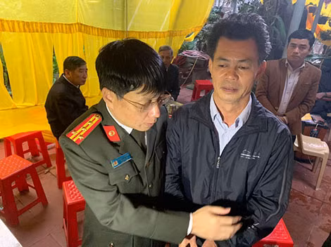Đại tá Phạm Khải, Tổng Biên tập Báo CAND chia sẻ nỗi mất mát to lớn với ông Nguyễn Văn Lệ, bố Đại úy Nguyễn Tuấn Minh.