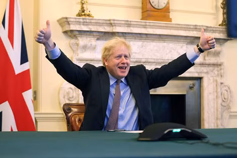 Thủ tướng Anh Boris Johnson đăng bức ảnh cười tươi sau khi Anh và EU đạt thỏa thuận thương mại. ảnh: Twitter.