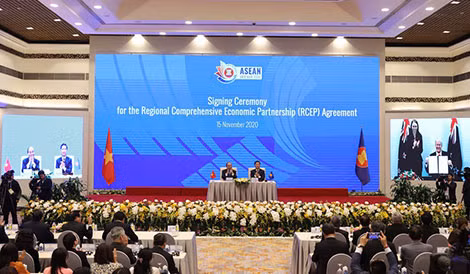 Lễ ký kết Hiệp định RCEP được tổ chức thông qua hội nghị truyền hình tại Hà Nội ngày 15-11. Lễ ký kết Hiệp định RCEP được tổ chức thông qua hội nghị truyền hình tại Hà Nội ngày 15-11.