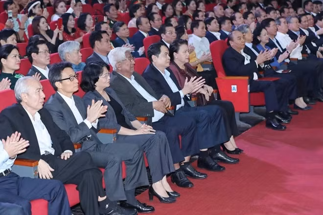 Các đại biểu dự chương trình “Cả nước chung tay Vì người nghèo” năm 2020