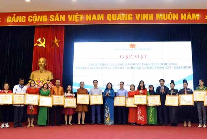 Lãnh đạo Bộ GD&ĐT tặng Bằng khen cho các thầy cô giáo tiêu biểu người dân tộc thiểu số.