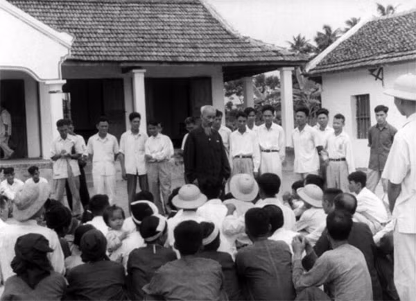Chủ tịch Hồ Chí Minh thăm công nhân nhà máy supe phốt phát Lâm Thao, Phú Thọ (8-1962).