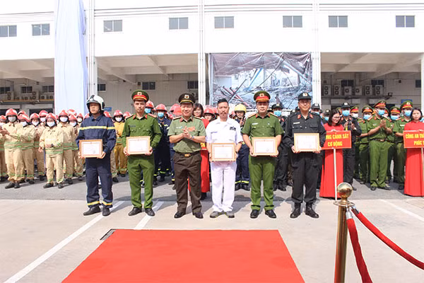 Đại tá Đinh Ngọc Khoa, Giám đốc Công an tỉnh Vĩnh Phúc trao giấy khen cho các tập thể có thành tích tham gia buổi diễn tập.