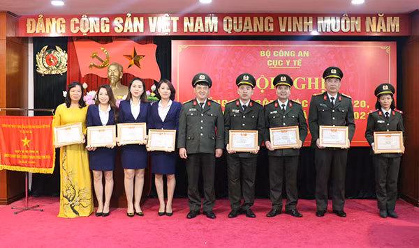 Đồng chí Nguyễn Sỹ Thanh, Phó Cục trưởng Cục Y tế trao danh hiệu Chiến sĩ thi đua cơ sở năm 2020 cho các cá nhân.