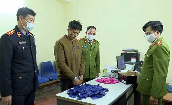 Đối tượng Vàng A Mua cùng tang vật gần 24.000 viên ma túy tổng hợp.