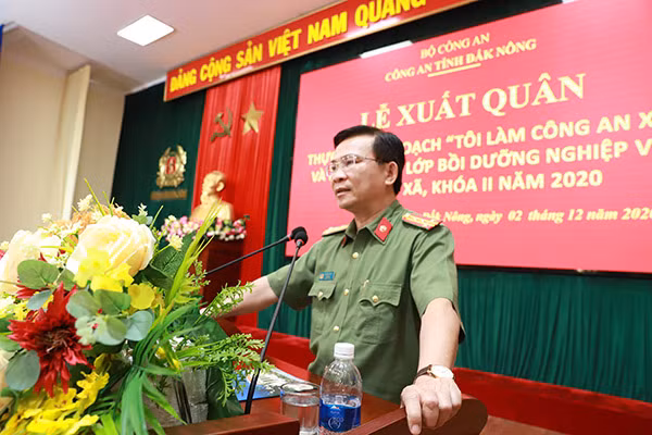 Đại tá Hồ Văn Mười – Giám đốc Công an tỉnh Đắk Nông phát biểu tại lễ xuất quân “Tôi làm Công an xã”.