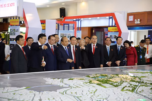 Thủ tướng Nguyễn Xuân Phúc cùng các đồng chí lãnh đạo Đảng, Nhà nước tham quan mô hình quy hoạch phát triển TP Hồ Chí Minh.