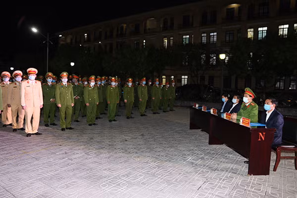 Đại tá Nguyễn Quốc Hùng phát biểu chỉ đạo, giao nhiệm vụ cho các lực lượng tại Lễ ra quân. Đại tá Nguyễn Quốc Hùng phát biểu chỉ đạo, giao nhiệm vụ cho các lực lượng tại Lễ ra quân.