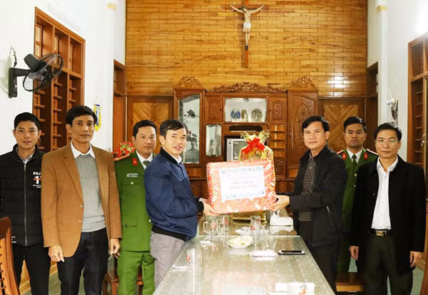 Đại tá Nguyễn Tiến Nam, Giám đốc Công an tỉnh Quảng Bình thăm hỏi, chúc mừng lễ Giáng sinh các linh mục và bà con giáo dân trên địa bàn.
