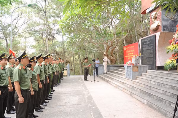 Đoàn đại biểu Báo CAND làm lễ báo công dâng Bác tại Khu Di tích lịch sử Rừng Thông, Thanh Hóa (tháng 7-2020).