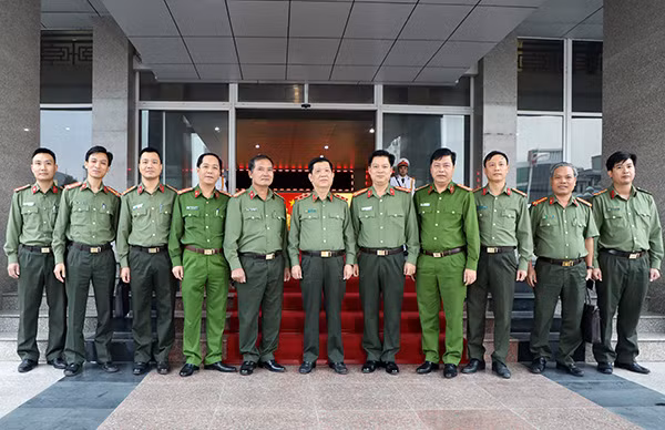 Thứ trưởng Nguyễn Văn Sơn cùng các đại biểu dự buổi làm việc.