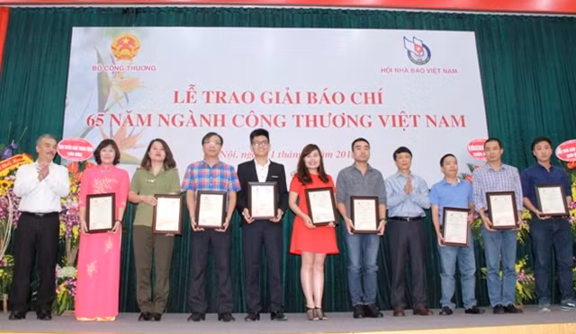 Các tác giả đoạt giải C.