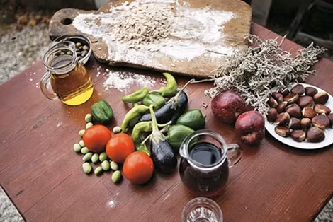 Bữa ăn cây nhà lá vườn của người dân trên đảo.