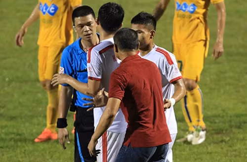 Trọng tài Hà Anh Chiến khiến cả làng bóng phải sôi lên. Ảnh: H.M.