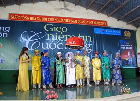 Một tiết mục văn nghệ trong buổi giao lưu do các nghệ sỹ, nhà báo và phạm nhân Trại giam Xuyên Mộc biểu diễn.