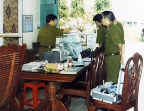 Các chiến sĩ Phòng PC 54, Công an TP Hồ chí Minh tiến hành thu giữ mẫu vật một vụ án.