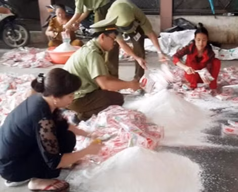 Số mỳ chính giả đang được cơ quan chức năng phân loại để chuẩn bị đưa đi xử lí tiêu hủy (Ảnh: Trâm Anh).