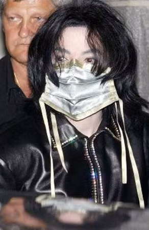 Ca sĩ Michael Jackson thường bị ám ảnh về gương mặt và màu da của mình.