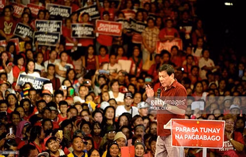 Tổng thống mới đắc cử của Philippines Rodrigo Duterte phát biểu trước những người ủng hộ. Ảnh: Getty Imagine.