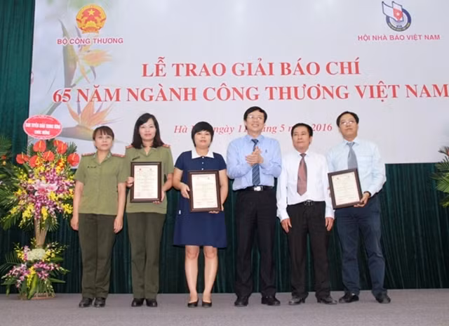 Các tác giả đoạt giải A.