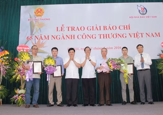 Nhóm tác giả của Báo Năng Lượng Mới nhận giải đặc biệt.