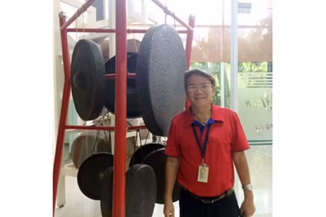 Tiến sĩ Nguyễn Hữu Lệ bên bộ Cồng Chiêng.