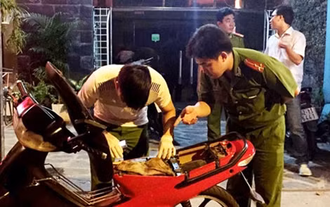 Công an kiểm tra cốp xe mà Thùy giấu dao nhọn.