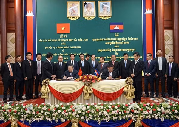 Bộ trưởng Tô Lâm và Ngài Phó Thủ tướng, kiêm Bộ trưởng Bộ Nội vụ Sar Kheng đã ký văn bản bổ sung Kế hoạch Kế hoạch hợp tác năm 2016 giữa Bộ Công an nước CHXHCN Việt Nam và Bộ Nội vụ Vương quốc Campuchia.