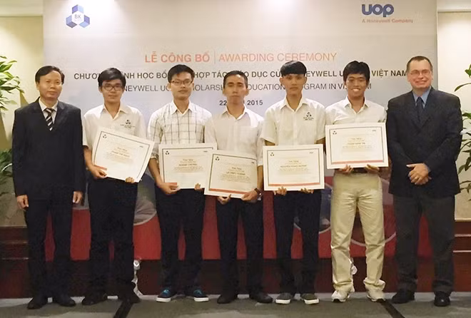 Đại diện Honeywell trao học bổng cho các bạn sinh viên Trường Đại học Bách khoa TP Hồ Chí Minh năm 2015