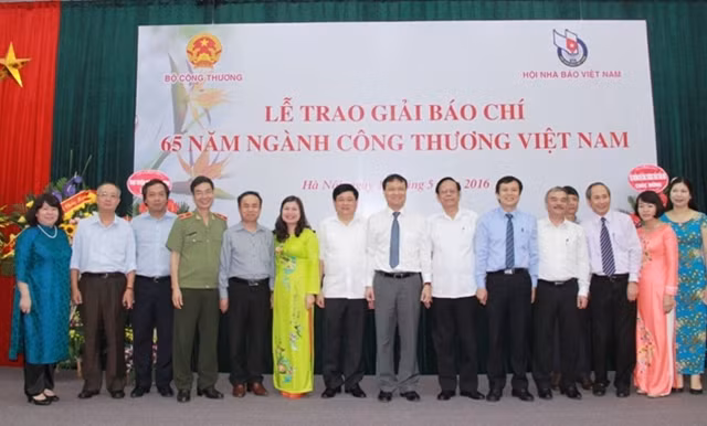 Ban Tổ chức, Ban Giám khảo chụp ảnh lưu niệm cùng các đại biểu.