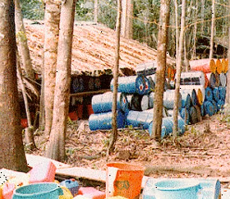 Các thùng hóa chất tại Tranquilandia năm 1984.