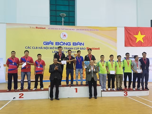 Tổng Cục trưởng Tổng cục TDTT Vương Bích Thắng (bên phải) và Phó Tổng Biên tập Báo Hànộimới Lê Hoàng Anh trao cúp cho các tay vợt thi đấu ở nội dung Đồng đội nam hạng B. Tổng Cục trưởng Tổng cục TDTT Vương Bích Thắng (bên phải) và Phó Tổng Biên tập Báo Hànộimới Lê Hoàng Anh trao cúp cho các tay vợt thi đấu ở nội dung Đồng đội nam hạng B.