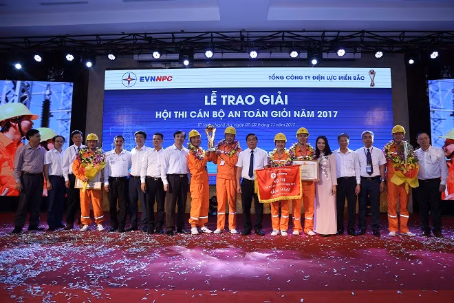 BTC trao giải cho các tập thể và cá nhân.