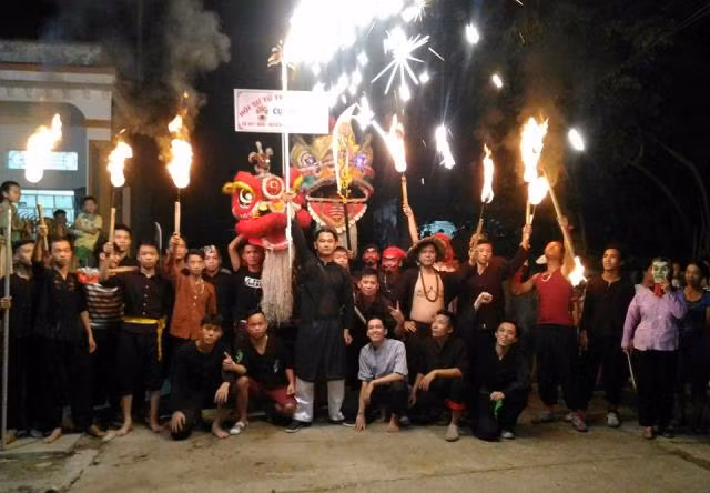 Dân làng Hát Môn tề tựu chuẩn bị cho đêm trung thu.
