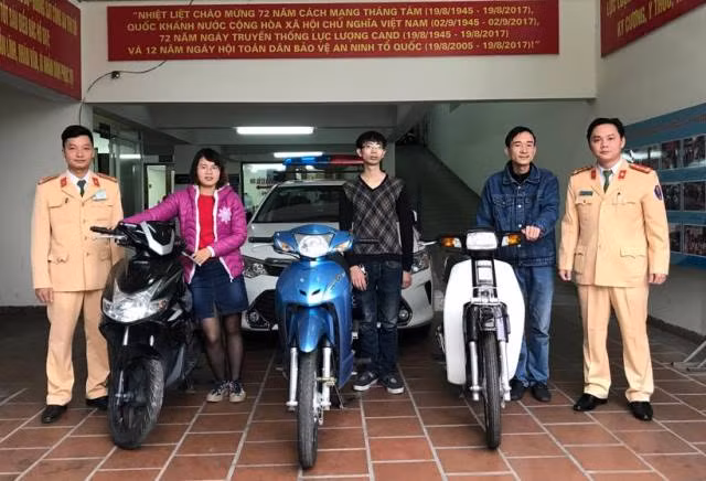Đại uý Nguyễn Tuấn Cường, Phó Đội trưởng (ngoài cùng bên phải) cùng cán bộ Đội CSGT số 2 trao trả lại phương tiện bị mất cắp cho chủ nhân. Đại uý Nguyễn Tuấn Cường, Phó Đội trưởng (ngoài cùng bên phải) cùng cán bộ Đội CSGT số 2 trao trả lại phương tiện bị mất cắp cho chủ nhân.