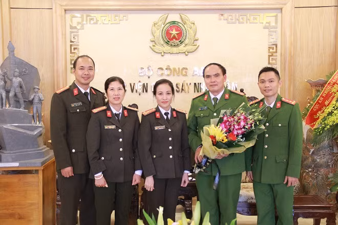 Phó Tổng biên tập Nguyễn Thúy Quỳnh cũng lãnh đạo phòng, ban Báo CAND tặng hoa chúc mừng các thầy cô giáo của Học viện Cảnh sát nhân dân.