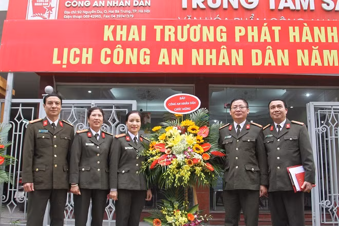 Lãnh đạo Báo CAND và Tạp chí CAND chúc mừng NXB CAND. Lãnh đạo Báo CAND và Tạp chí CAND chúc mừng NXB CAND.