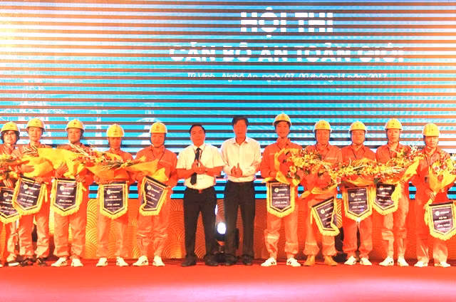 Lãnh đạo Tổng Công ty Điện lực miền Bắc tặng hoa và cờ lưu niệm cho các đội dự hội thi.