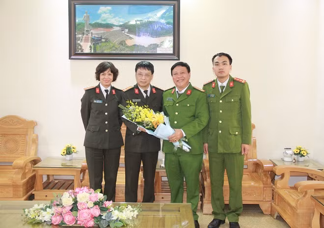 Thượng tá Phạm Quang Khải tặng hoa chúc mừng Đại tá Nguyễn Thanh Bình và các thầy cô giáo của trường Trung cấp CSND VI.