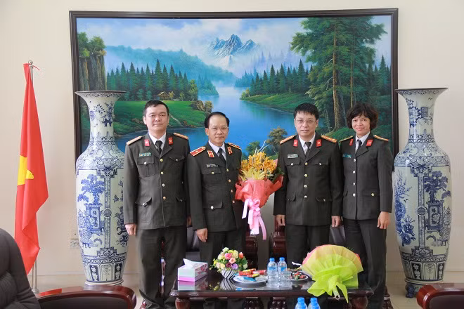 Thượng tá Phạm Quang Khải tặng hoa chúc mừng Thiếu tướng Nguyễn Đăng Tiến và các thầy cô giáo của trường Đại học Kỹ thuật – Hậu cần CAND.