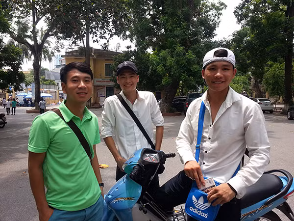Niềm vui của các TS khối C khi thi xong môn Lịch sử tại cụm thi ĐH Kinh tế Quốc dân Hà Nội ngày 4/7.