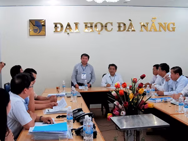 Thứ trưởng Bùi Văn Ga làm việc với Ban chỉ đạo cụm thi 27.