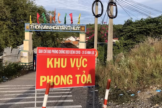 Một trong hàng chục khu dân cư phong tỏa ở thị xã Ninh Hòa - địa phương vượt mốc 1.000 ca mắc COVID-19. Ảnh : Hữu Toàn