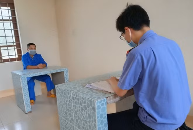 Kiểm sát viên Viện KSND huyện Phú Hòa tống đạt quyết đinh truy tố bị can Phạm Văn Hiếu. Ảnh : Viện KSND Phú Yên