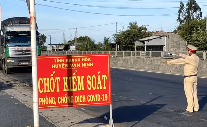 Phòng CSGT Công an tỉnh Khánh Hòa tăng cường phối hợp các lực lượng chức năng siết chặt kiểm soát dịch COVID-19 trên các cửa ngõ giao thông nối liền các tỉnh Phú Yên, Ninh Thuận, Đăk Lăk. Ảnh : Hữu Toàn