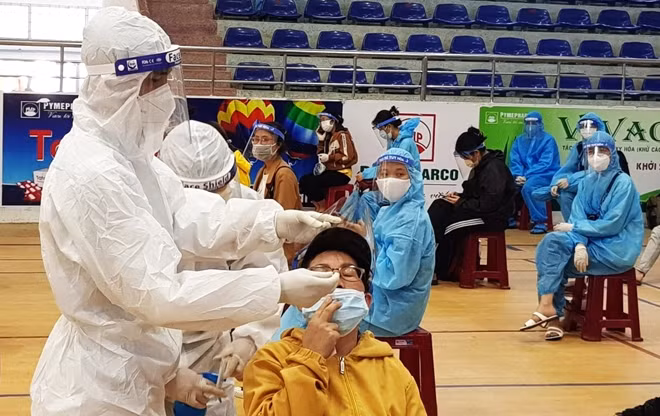 Sau khi đến Phú Yên, 400 người dân đều được lấy mẫu xét nghiệm sàng lọc COVID-19