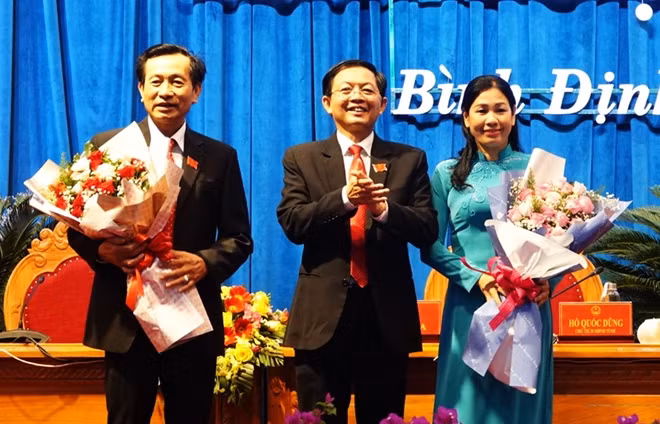 Ông Hôồ Quố Dũng, Ủy viên Trung ương Đảng, Bí thư Tỉnh ủy, Chủ tịch HĐND tỉnh Bình Định khóa XIII tặng hoa, chúc mừng hai Phó Chủ tịch HĐND